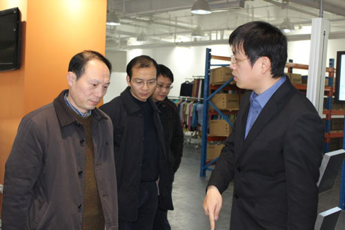 利奧創新科技工作人員為吳肇明處長演示讀取卡板RFID標簽,實現自動入庫